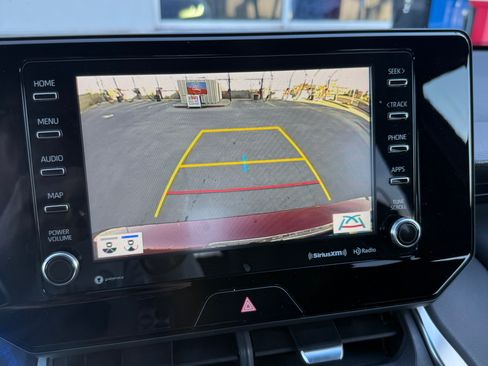 Used 2022 Toyota Venza XLE image 16