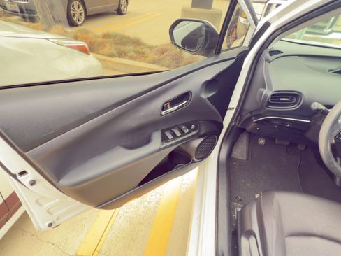 Used 2021 Toyota Prius L Eco w/ Carpet Mat Package (TMS) image 16