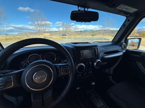 Used 2015 Jeep Wrangler Unlimited Sahara image 16