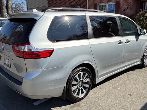 Used 2019 Toyota Sienna XLE image 6