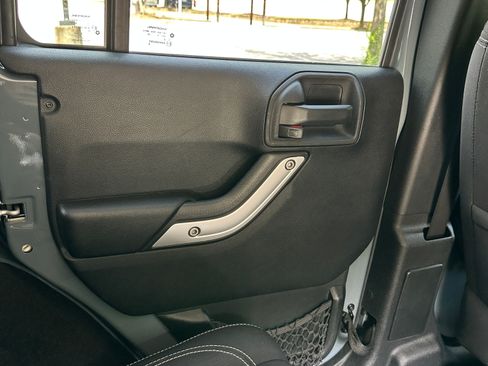 Used 2015 Jeep Wrangler Unlimited Sahara w/ Connectivity Group AWD/4WD image 23