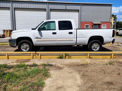 Used 2005 Chevrolet Silverado 2500 LS w/ Heavy-Duty Power Package RWD image 2