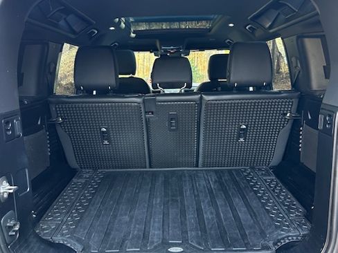 Used 2025 Land Rover Defender 110 X-Dynamic SE image 13