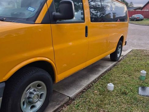 Used 2014 Chevrolet Express 3500 Extended RWD image 2