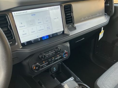 Used 2025 Ford Bronco 4-Door image 3