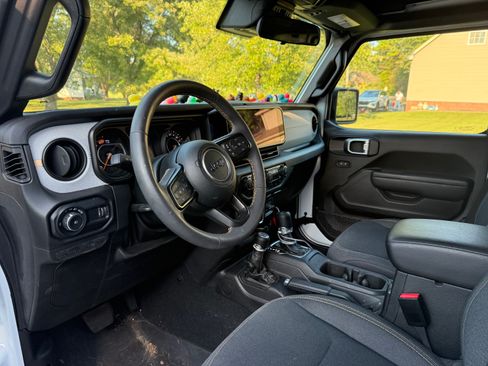 Used 2024 Jeep Wrangler Unlimited Sport AWD/4WD image 13