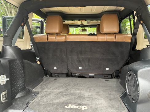 Used 2011 Jeep Wrangler Unlimited Sahara w/ Connectivity Group AWD/4WD image 14
