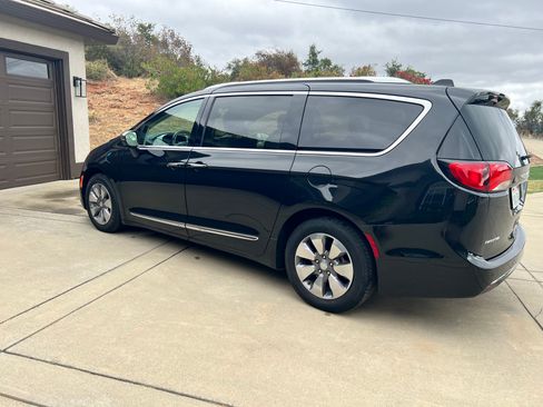 Used 2019 Chrysler Pacifica Limited w/ Advanced Safetytec Group FWD image 6