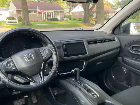 Used 2019 Honda HR-V Touring image 6