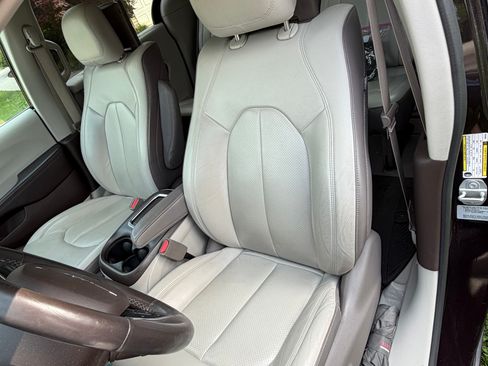 Used 2017 Chrysler Pacifica Touring-L Plus FWD image 20
