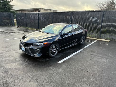 Used 2018 Toyota Camry SE image 1