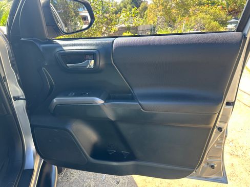 Used 2017 Toyota Tacoma TRD Sport w/ Tow Package RWD image 13