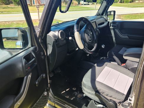 Used 2014 Jeep Wrangler Unlimited Sport image 10