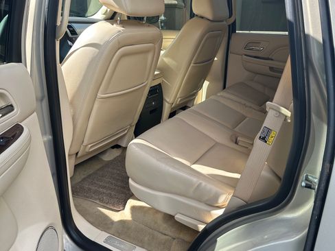 Used 2007 Cadillac Escalade AWD w/ Information Package image 21