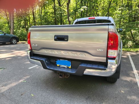 Used 2017 Toyota Tacoma SR5 image 19