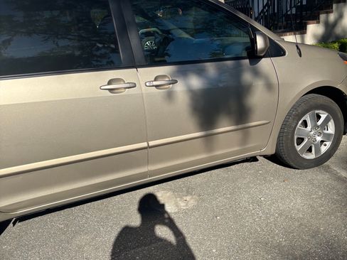 Used 2010 Toyota Sienna XLE Limited image 8