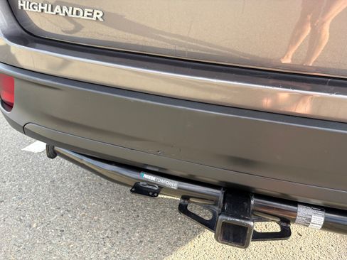 Used 2017 Toyota Highlander LE w/ Carpet Mat Package FWD image 11
