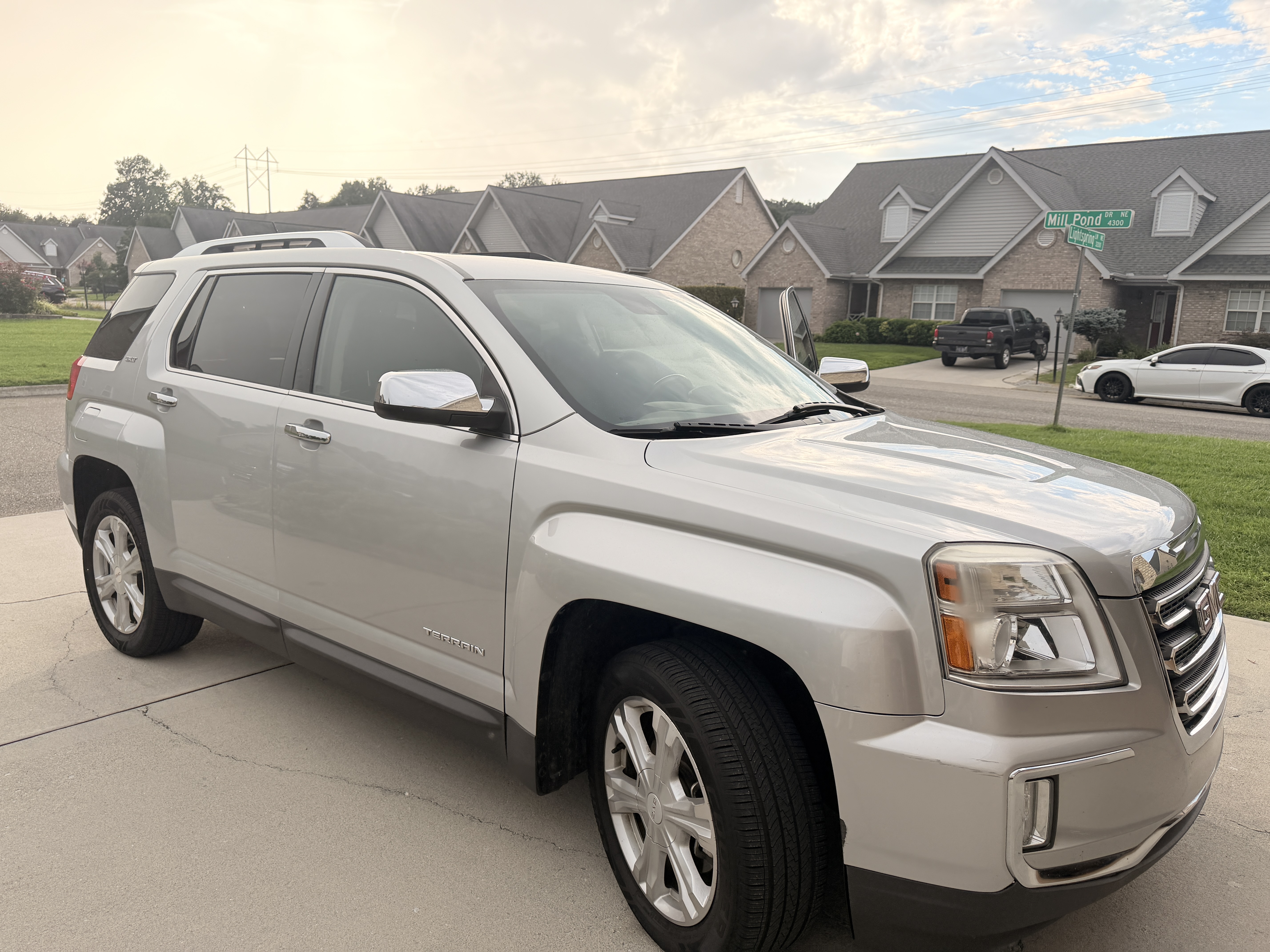 Used 2017 GMC Terrain SLT w/ Open Road Package FWD image 4