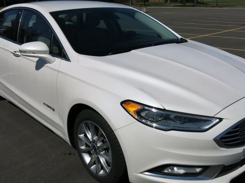 Used 2017 Ford Fusion SE w/ Equipment Group 602A image 1