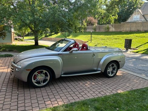 Used 2005 Chevrolet SSR w/ Preferred Equipment Group RWD image 4