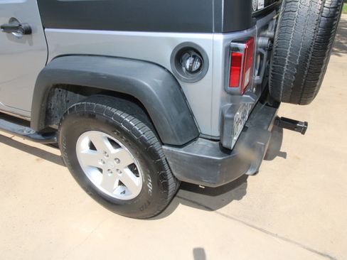 Used 2018 Jeep Wrangler Unlimited Sport w/ Connectivity Group AWD/4WD image 29