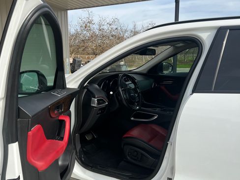 Used 2017 Jaguar F-PACE R-Sport image 9