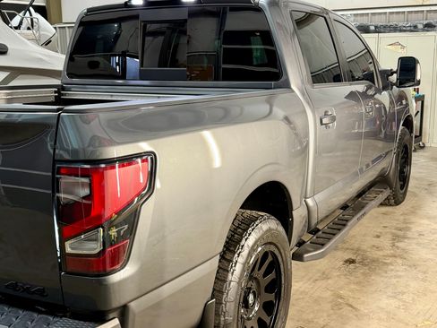 Used 2023 Nissan Titan SV w/ SV Convenience Package image 2