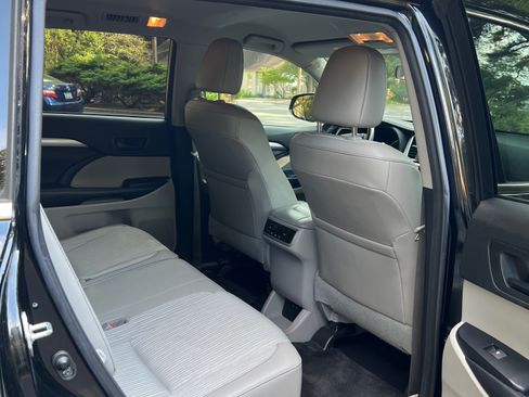 Used 2017 Toyota Highlander Plus image 10