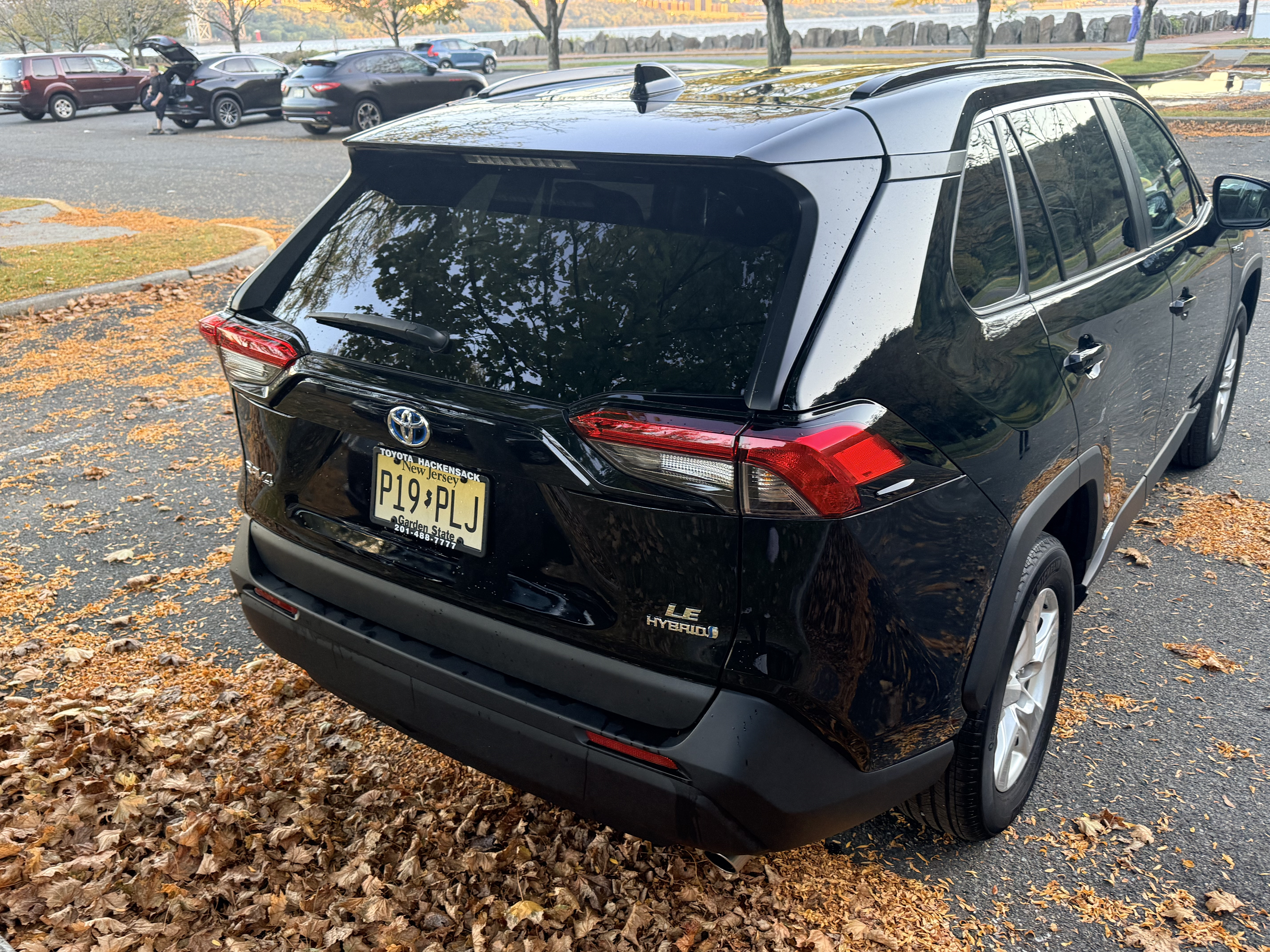 Used 2021 Toyota RAV4 LE AWD/4WD image 6