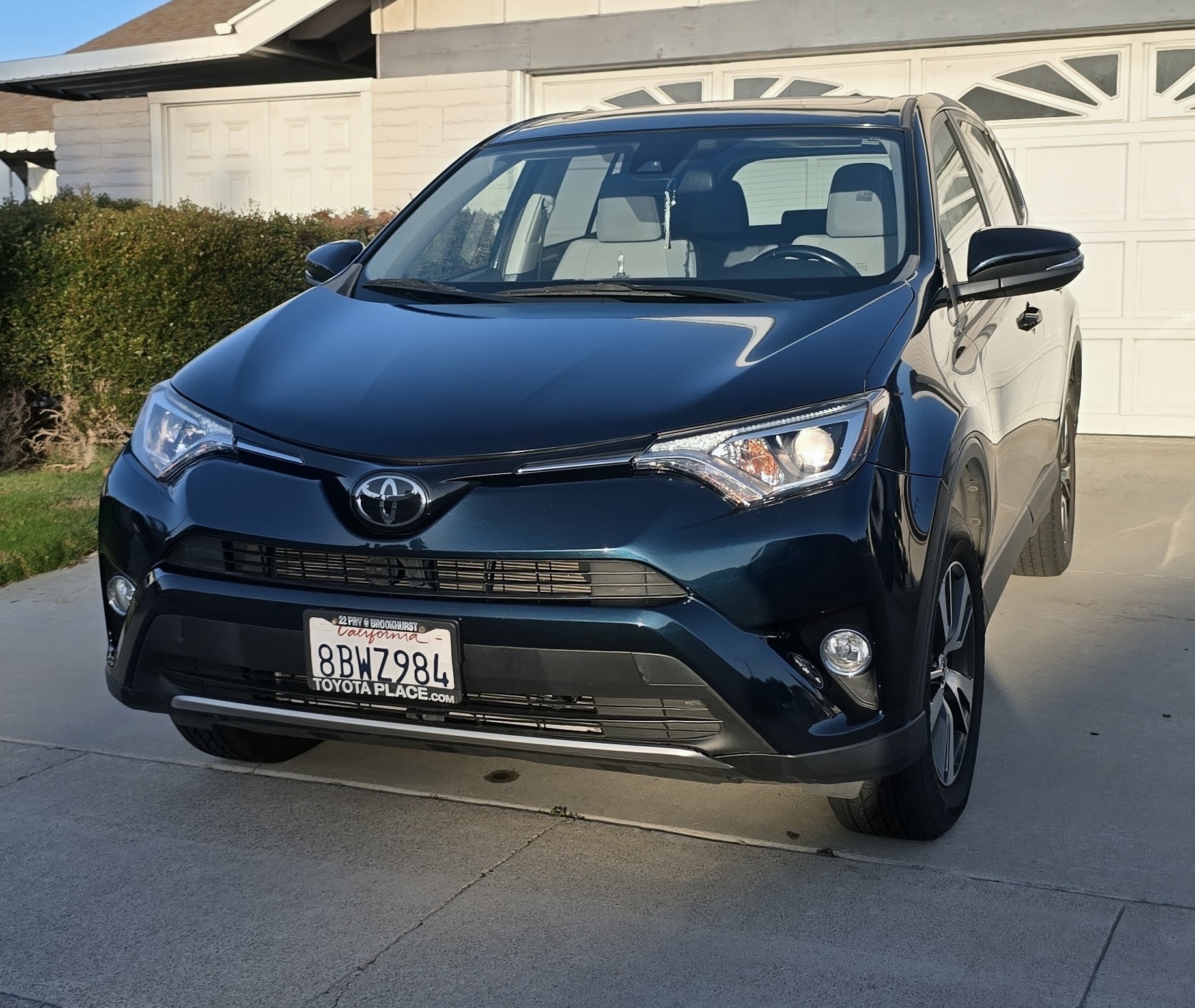 Used 2018 Toyota RAV4 XLE w/ All Weather Liner Package FWD image 1