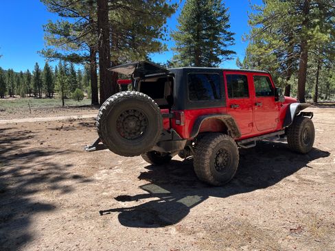 Used 2017 Jeep Wrangler Unlimited Rubicon w/ Connectivity Group image 2