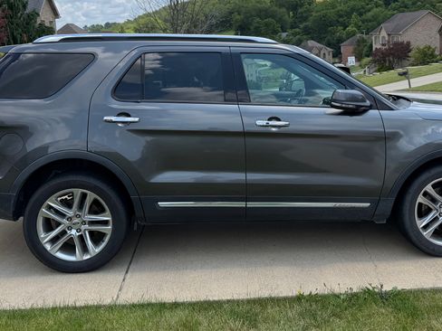 Used 2016 Ford Explorer Limited w/ Equipment Group 301A AWD/4WD image 2