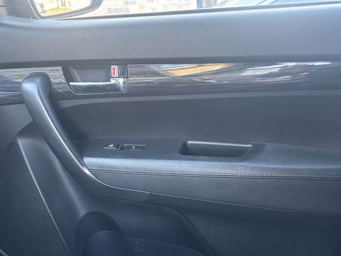 Used 2011 Kia Sorento LX w/ Convenience Pkg image 14