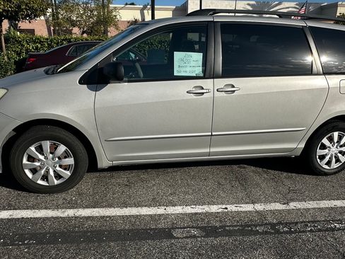 Used 2004 Toyota Sienna LE image 2