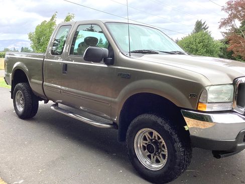 Used 2003 Ford F350 XLT image 2