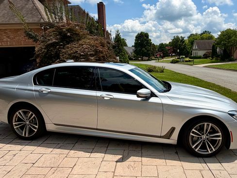 Used 2019 BMW 750i xDrive w/ Executive Package AWD/4WD image 2
