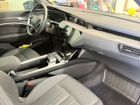 Used 2022 Audi e-tron Premium Plus w/ Premium Plus Package AWD/4WD image 21