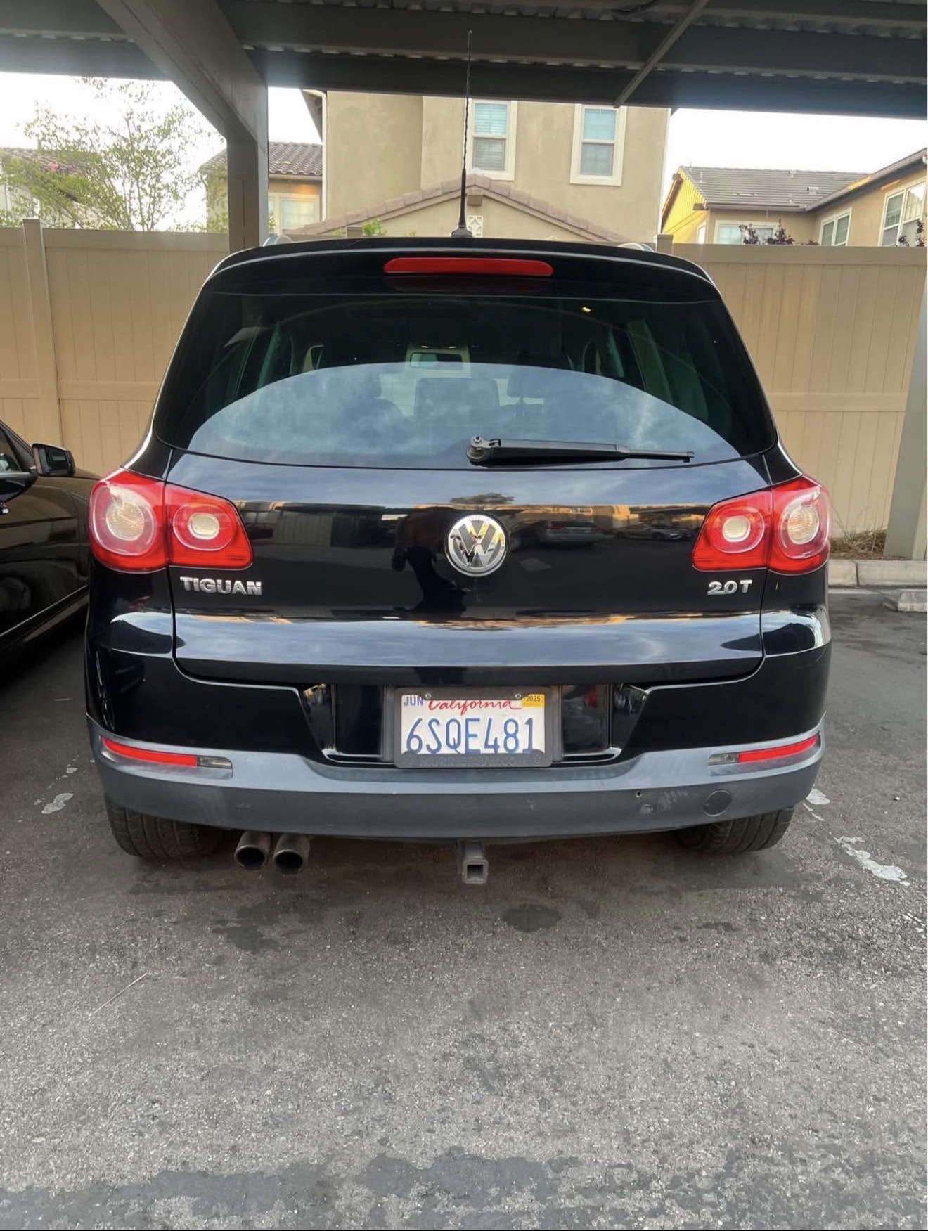 Used 2011 Volkswagen Tiguan SE FWD image 1