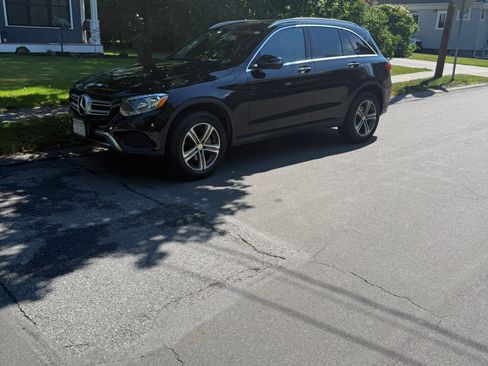 Used 2017 Mercedes-Benz GLC 300 4MATIC image 4