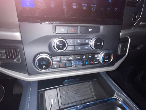 Used 2024 Ford Expedition XLT image 10