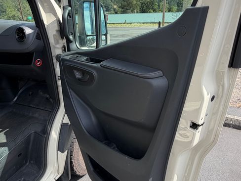 Used 2019 Freightliner Sprinter 144 RWD image 6