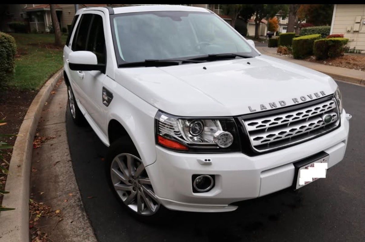Used 2013 Land Rover LR2 HSE AWD/4WD image 2