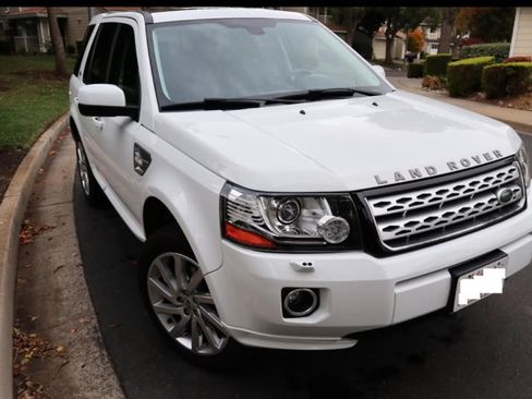 Used 2013 Land Rover LR2 HSE image 2
