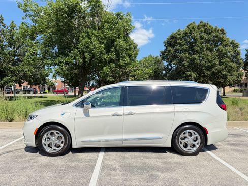 Used 2021 Chrysler Pacifica Limited w/ Uconnect Theater Family Group FWD image 5