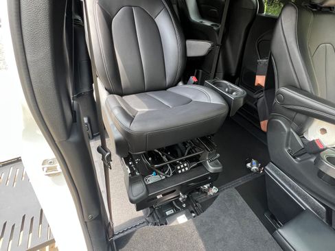 Used 2026 Chrysler Pacifica Select FWD image 10