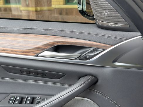 Used 2023 BMW M550i xDrive w/ Dynamic Handling Package image 5