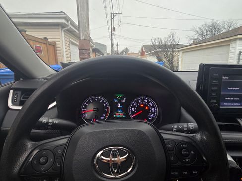 Used 2019 Toyota RAV4 LE image 6