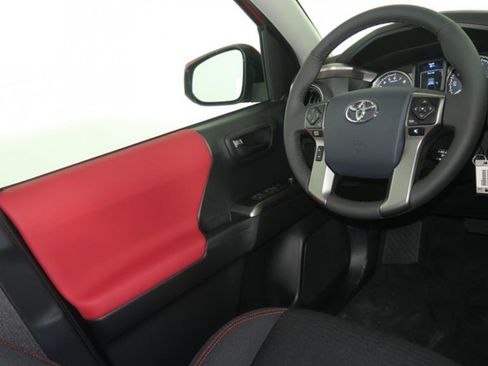 Used 2017 Toyota Tacoma SR5 w/ Tow Package image 6