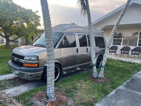 Used 2006 Chevrolet Express 1500 w/ Preferred Equipment Group image 2