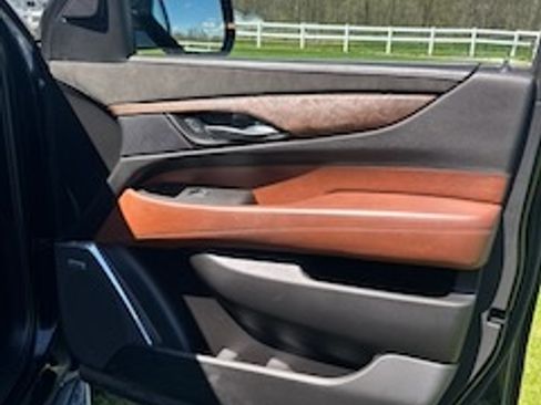 Used 2016 Cadillac Escalade Luxury AWD/4WD image 10